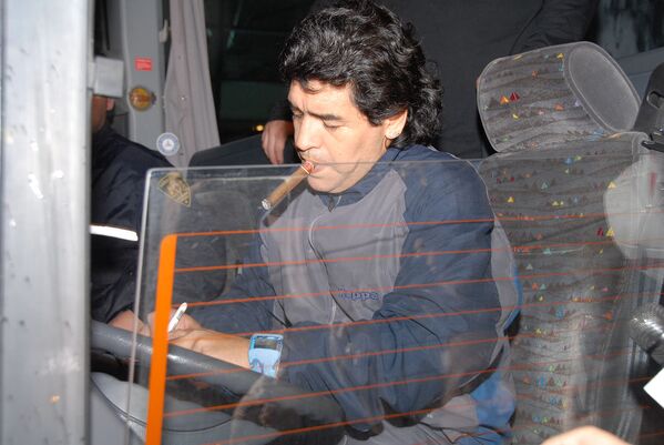 Диего Марадона занял водительское кресло в автобусе, достал сигару и закурил. Затем приоткрыл окно и рукой поприветствовал встречавших. К футболисту потянулись фанаты за автографом. В течение десяти минут Диего Марадона расписывался на собственных портретах, футболках, мячах и даже на клочках бумаги. - Sputnik Молдова