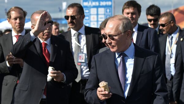 Президент РФ Владимир Путин и президент Турции Реджеп Тайип Эрдоган с мороженым во время посещения Международного авиакосмического салона МАКС-2019 - Sputnik Молдова