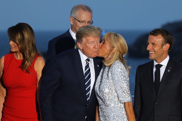 Жена президента Франции Брижит Макрон целует президента США Дональда Трампа во время совместного фотографирования на саммите G7 в Биаррице - Sputnik Молдова