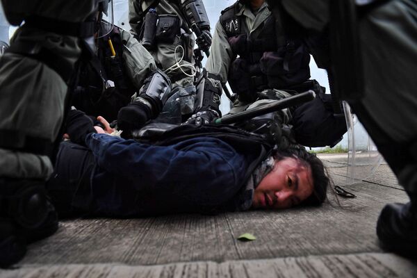 Полиция Гонконга задерживает протестующего - Sputnik Молдова