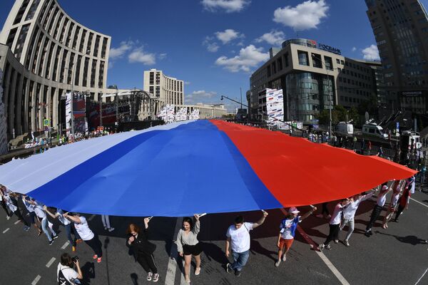 Флешмоб в честь Дня государственного флага России - Sputnik Молдова