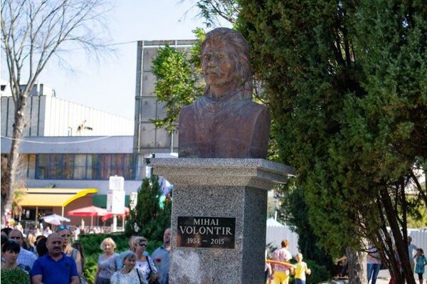В Молдове открыли памятник человеку-легенде - его помнит вся страна В Молдове открыли памятник человеку-легенде - его помнит вся страна - Sputnik Молдова