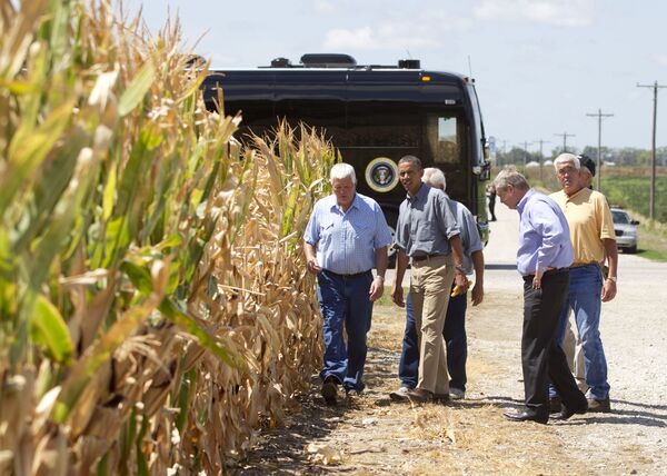 Президент CША Барак Обама и министр сельского хозяйства Том Вилсак осматривают поврежденную засухой кукурузу на ферме Макинтош в долине Миссури, штат Айова. 2012 год - Sputnik Молдова