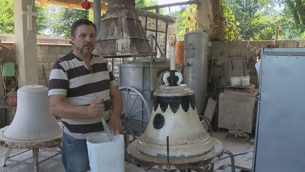 Скульптор Андрей Дохотару, который занимается литьем церковных колоколов - Sputnik Молдова