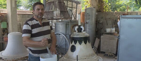 Скульптор Андрей Дохотару, который занимается литьем церковных колоколов Скульптор Андрей Дохотару, который занимается литьем церковных колоколов - Sputnik Молдова