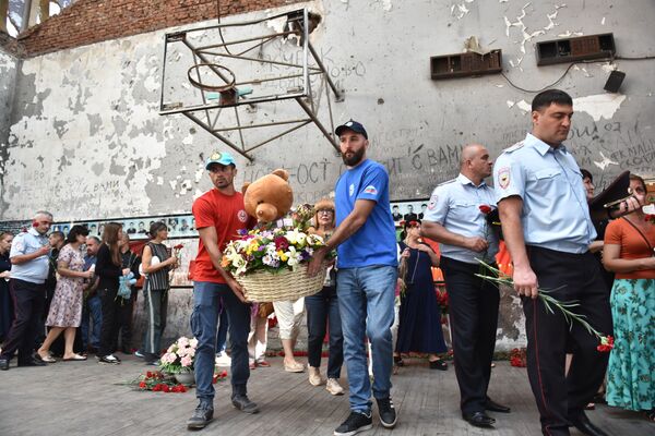Все стали как родные: близкие погибших в Беслане вспоминают дни трагедии Все стали как родные: близкие погибших в Беслане вспоминают дни трагедии - Sputnik Молдова