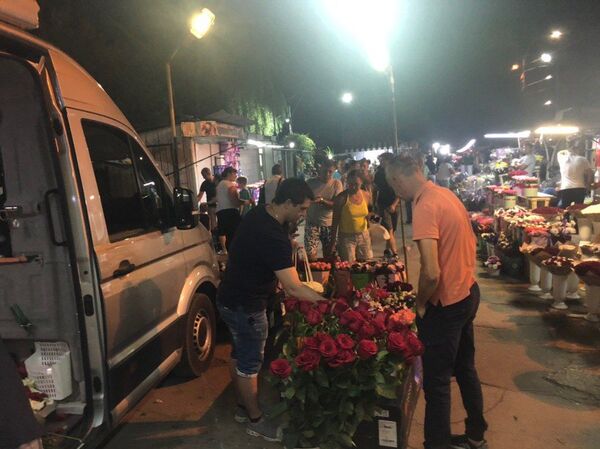 O mulțime de oameni și ambuteiaje în zona Pieței Basarabiei: Ce se întâmplă - Video  - Sputnik Moldova