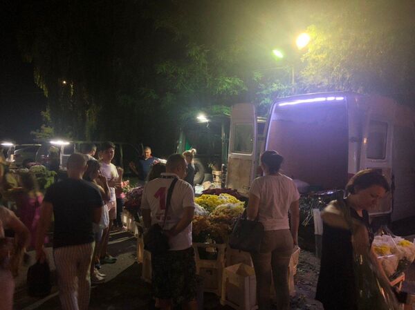 O mulțime de oameni și ambuteiaje în zona Pieței Basarabiei: Ce se întâmplă - Video  - Sputnik Moldova