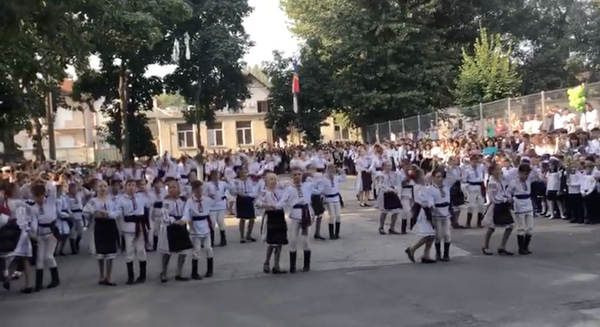A răsunat primul clopoțel în școlile din țară: Emoții pentru elevii care merg în clasa întâi - Video A răsunat primul clopoțel în școlile din țară: Emoții pentru elevii care merg în clasa întâi - Video - Sputnik Moldova