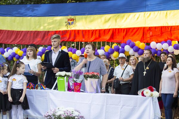 Directoarea liceului, Ana Gheorghiță, cu un cuvânt de felicitare la Primul Clopoțel. - Sputnik Moldova