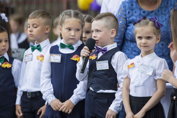 Elevi și eleve, în clasa întâi.  - Sputnik Moldova
