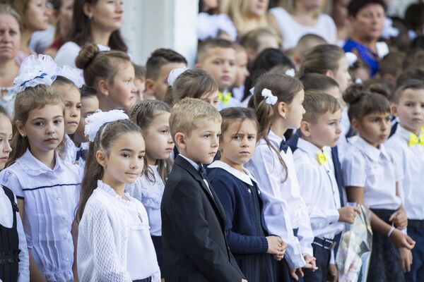 Elevi și eleve, în clasa întâi. - Sputnik Moldova