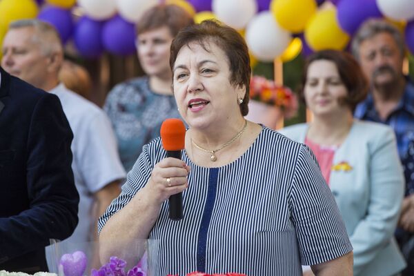 Directoarea liceului, Ana Gheorghiță, cu un cuvânt de felicitare la Primul Clopoțel. - Sputnik Молдова