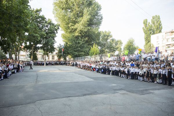 Careul organizat în prima zi de școală la Liceul Teoretic Principesa Natalia Dadiani. - Sputnik Молдова