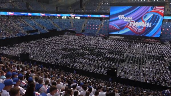 Более 40 тысяч человек исполнили гимн России в Петербурге - Sputnik Молдова