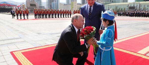 Президент РФ Владимир Путин и президент Монголии Халтмагийн Баттулга на церемонии официальной встречи у Государственного дворца на площади имени Д. Сухэ-Батора в Улан-Баторе - Sputnik Moldova-România