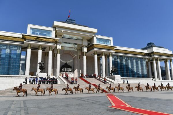 Почетный караул выстраивается у Государственного дворца на площади имени Д. Сухэ-Батора в Улан-Баторе - Sputnik Moldova-România