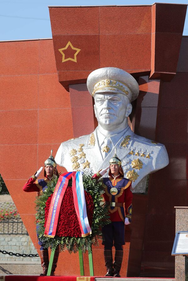 Vladimir Putin și Khaltmaagiin Battulga au depus o coroană de flori la monumentul mareșalului Gheorghi Jukov din Ulaanbaatar. - Sputnik Moldova