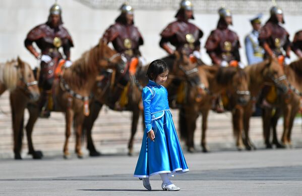 O fată în costum național și garda de onoare la Palatul de Stat din Ulaanbaatar, ceremonia de întâmpinare a președintelui rus, Vladimir Putin. - Sputnik Moldova