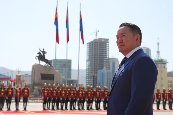 Președintele Mongoliei, Khaltmaagiin Battulga, la ceremonia de întâmpinare a președintelui Rusiei, Vladimir Putin. - Sputnik Moldova