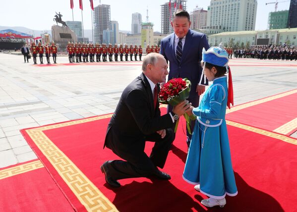 Președintele Rusiei, Vladimir Putin, și președintele Mongoliei, Khaltmaagiin Battulga, ceremonia de întâmpinare la Palatul de Stat din piața Damdin Sükhbaatar din Ulaanbaatar. - Sputnik Moldova