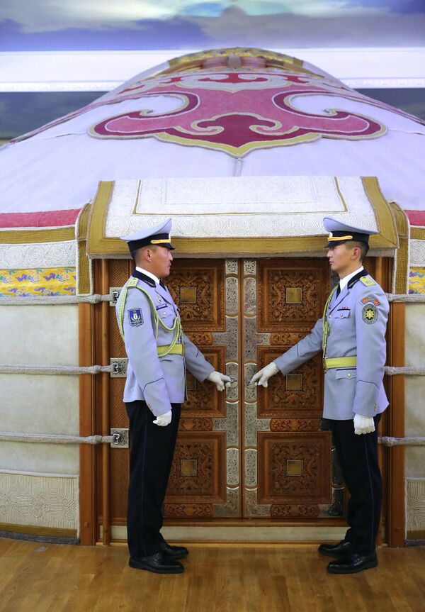 Garda de onoare la intrarea în iurta de pâslă instalată la etajul cinci al Palatului de Stat, în care au avut loc negocieri între președintele rus Vladimir Putin, și președintele mongol Khaltmaagiin Battulga. - Sputnik Moldova