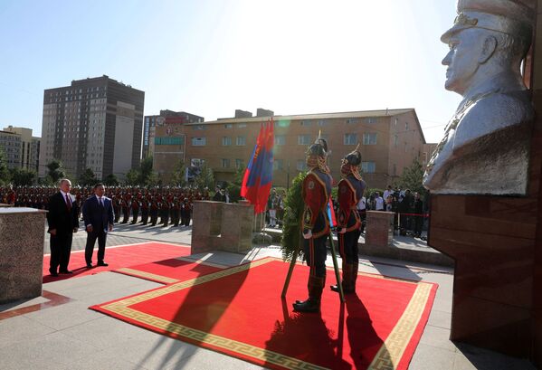 Vladimir Putin și Khaltmaagiin Battulga, ceremonia de  depunere a coroanelor de flori la monumentul mareșalului Gheorghi Jukov din Ulaanbaatar. - Sputnik Moldova