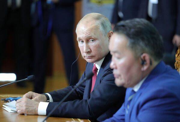 Președintele Rusiei, Vladimir Putin, și președintle Mongoliei, Khaltmaagiin Battulga, fac declarații după negocieri la Palatul de Stat din Ulaanbaatar. - Sputnik Moldova