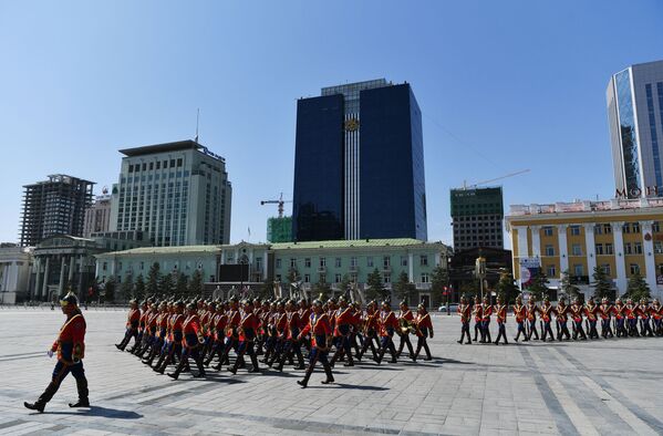Garda de onoare se îndreaptă spre piața Damdin Sükhbaatar din Ulaanbaatar - Sputnik Moldova