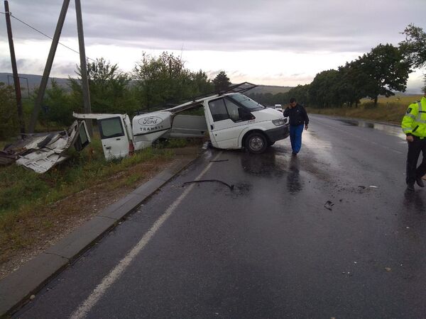 Accident cumplit la Sângerei: O mașină s-a rupt în două - Foto Accident cumplit la Sângerei: O mașină s-a rupt în două - Foto - Sputnik Moldova