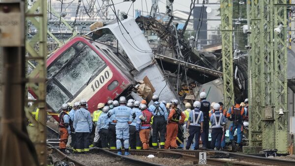 Последствия столкновения поезда с грузовиком на перекрестке в Иокогаме, Япония - Sputnik Moldova-România