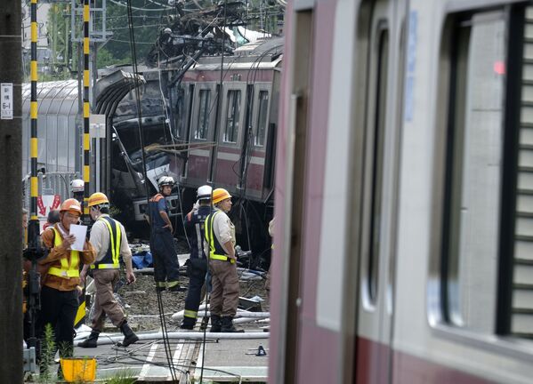 Последствия столкновения поезда с грузовиком на перекрестке в Иокогаме, Япония - Sputnik Moldova-România