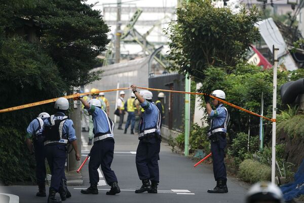Японские полицейские на месте крушения поезда в японском городе Иокогама - Sputnik Moldova-România