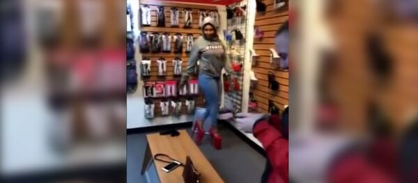 Американка неудачно примерила туфли для стриптизерш Американка неудачно примерила туфли для стриптизерш - Sputnik Молдова