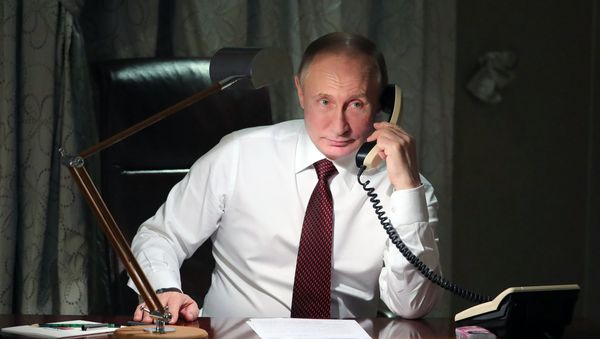 Президент РФ Владимир Путин во время телефонного разговора с патриархом константинопольским Варфоломеем (3 апреля 2018). Анкара, Турция Президент РФ Владимир Путин во время телефонного разговора с патриархом константинопольским Варфоломеем (3 апреля 2018). Анкара, Турция - Sputnik Молдова
