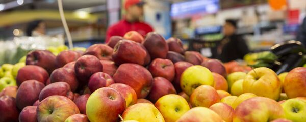 Яблоки на прилавке супермаркета, архивное фото. Яблоки на прилавке супермаркета, архивное фото. - Sputnik Молдова