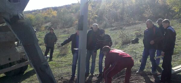 Установка креста на мемориале - Sputnik Молдова