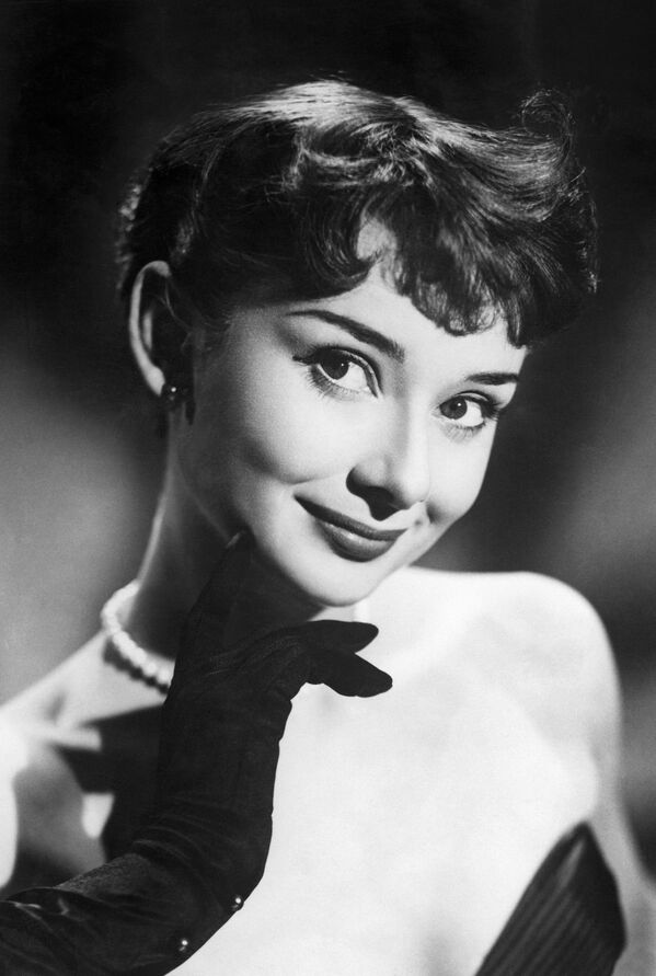 Audrey Hepburn, etalon al stilului, a fost o actriță britanică de film, fotomodel, și dansatoare de origine anglo-olandeză, a desfășurat activități caritabile. Institutul american al artei cinematografice a clasat-o pe locul trei pe lista celor mai mari actrițe a filmului american - Sputnik Moldova