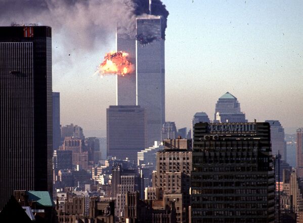 Момент, когда самолет врезается в башню Всемирного торгового центра 11 сентября 2001 года - Sputnik Молдова