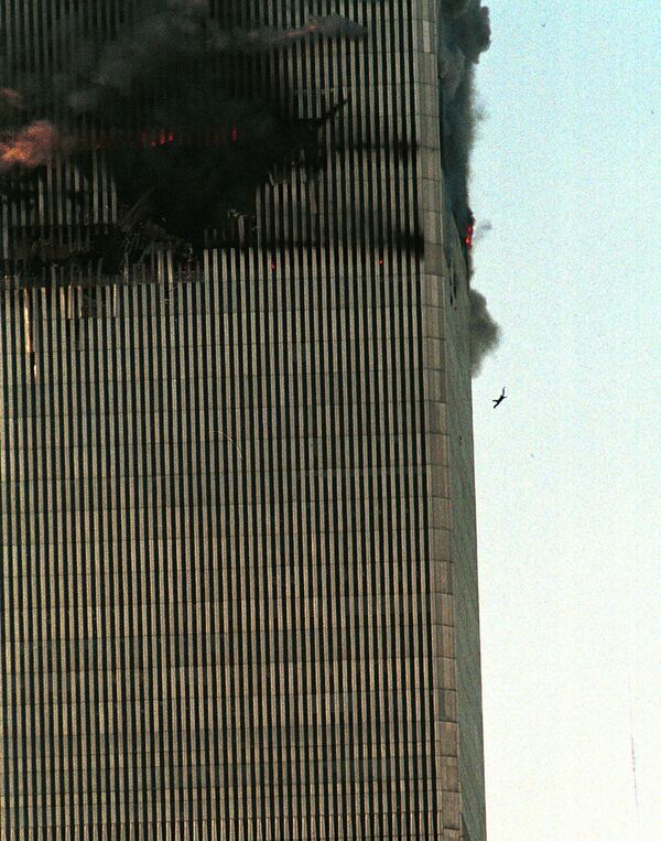 Человек, падающий с башни Всемирного торгового центра после террористической атаки 11 сентября. - Sputnik Молдова