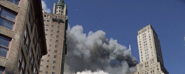 Пешеходы у Всемирного торгового центра во время обрушения южной башни в Нью-Йорке 11 сентября 2001 года - Sputnik Молдова