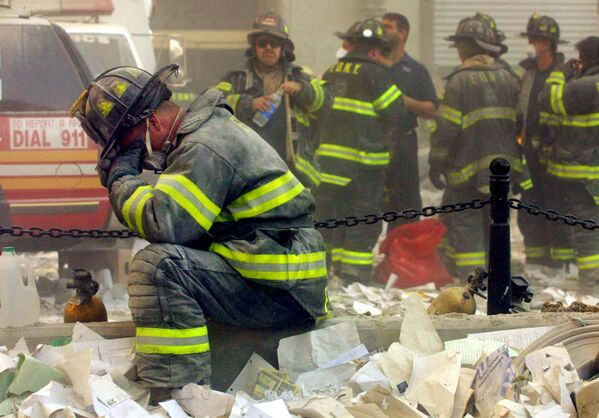 Пожарный плачет возле Всемирного торгового центра в Нью-Йорке, подвергшегося террористической атаке. - Sputnik Молдова