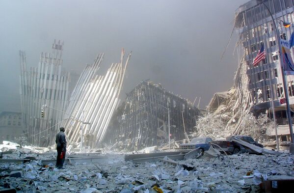 Человек на руинах после крушения первой башни Всемирного торгового центра. - Sputnik Молдова
