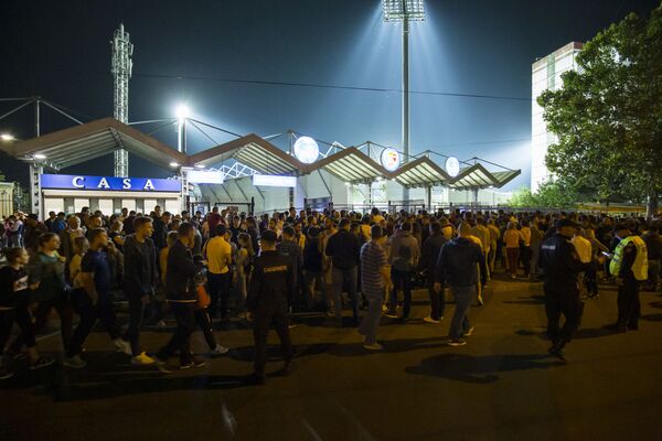 Suporterii stau în rând la intrarea pe stadion - Sputnik Moldova