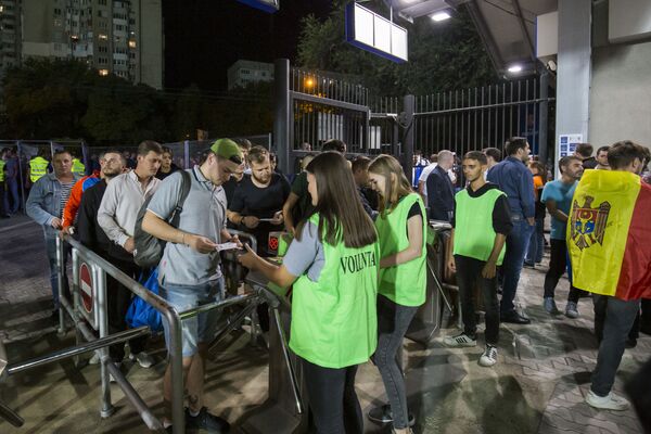 Controlul biletelor la intrarea pe stadionul „Zimbru” - Sputnik Moldova