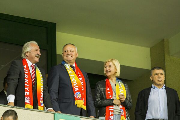 Președintele Republicii Moldova, Igor Dodon, și bașcanul Găgăuziei, Irina Vlah, prezenți în tribune - Sputnik Moldova