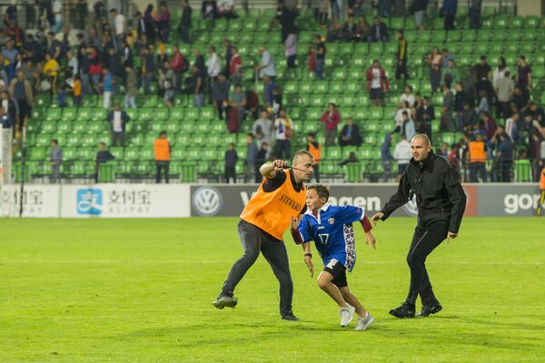 Un băiețel a reușit să pătrundă pe teren la finalul meciului - Sputnik Moldova