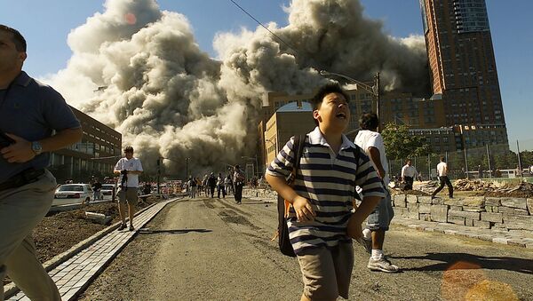 11 septembrie 2001: oamenii fug cât mai departe de Centrul Comercial Mondial în timp ce acesta este atacat  - Sputnik Moldova