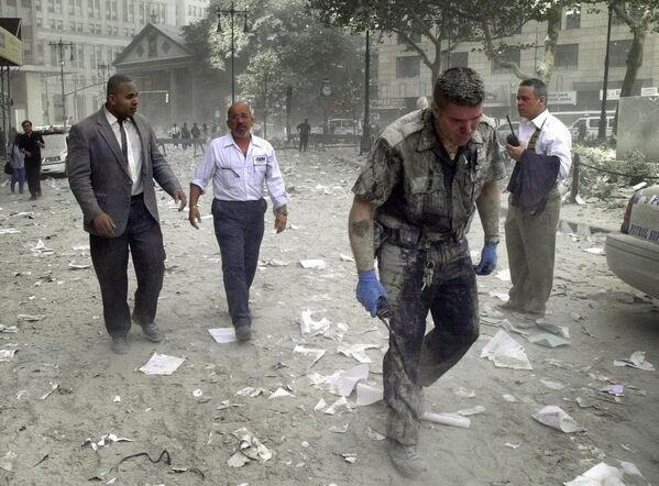 Un polițist în zona Centrului Comercial Mondial, după atacul terorist, 11 septembrie 2001, New York - Sputnik Moldova