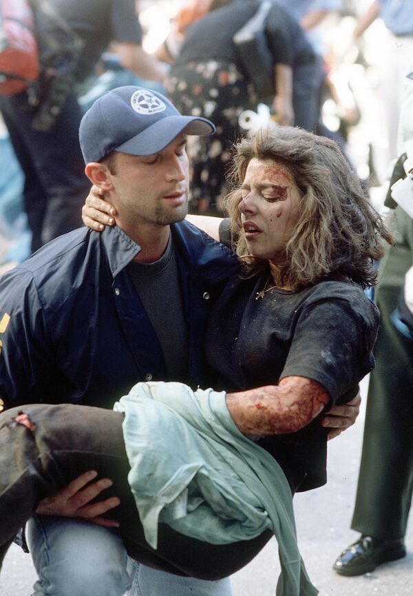 Mareșalul Dominic Guadagnoli acordă ajutor unei femei după atacul terorist din 11 septembrie 2001, New York - Sputnik Moldova